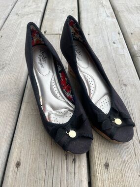 dexflex comfort Black Peep-Toe Wedges with Bow and Gold Charm Size 7.5
